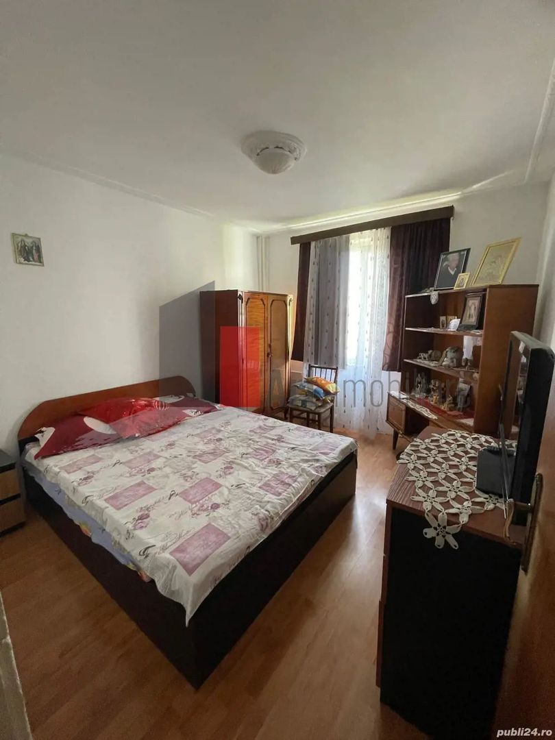 vand apartament 3 camere - Poză 2
