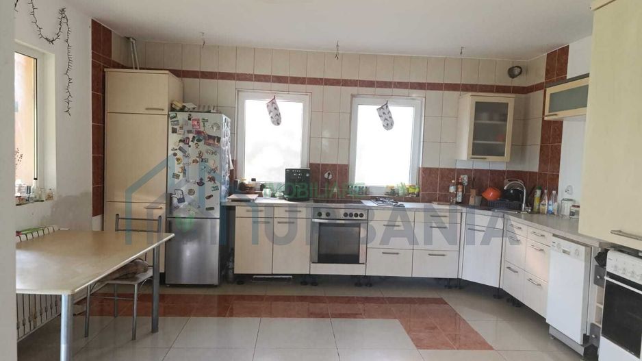 Casă 5 camere, Chicerea-Tomești, 207mp + teren 2238 mp - Poză 2