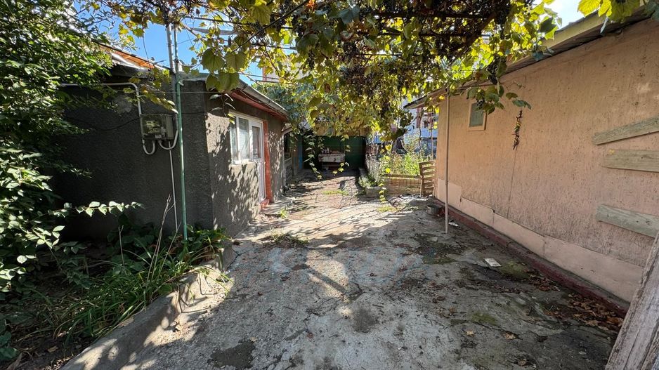 48500 Euro- 293 mp. Teren si casa batraneasca in mun. Galati - Poză 8