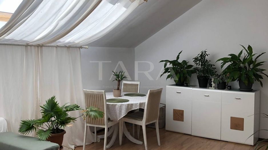 Apartament la mansardă, cu scară interioară. - Poză 2
