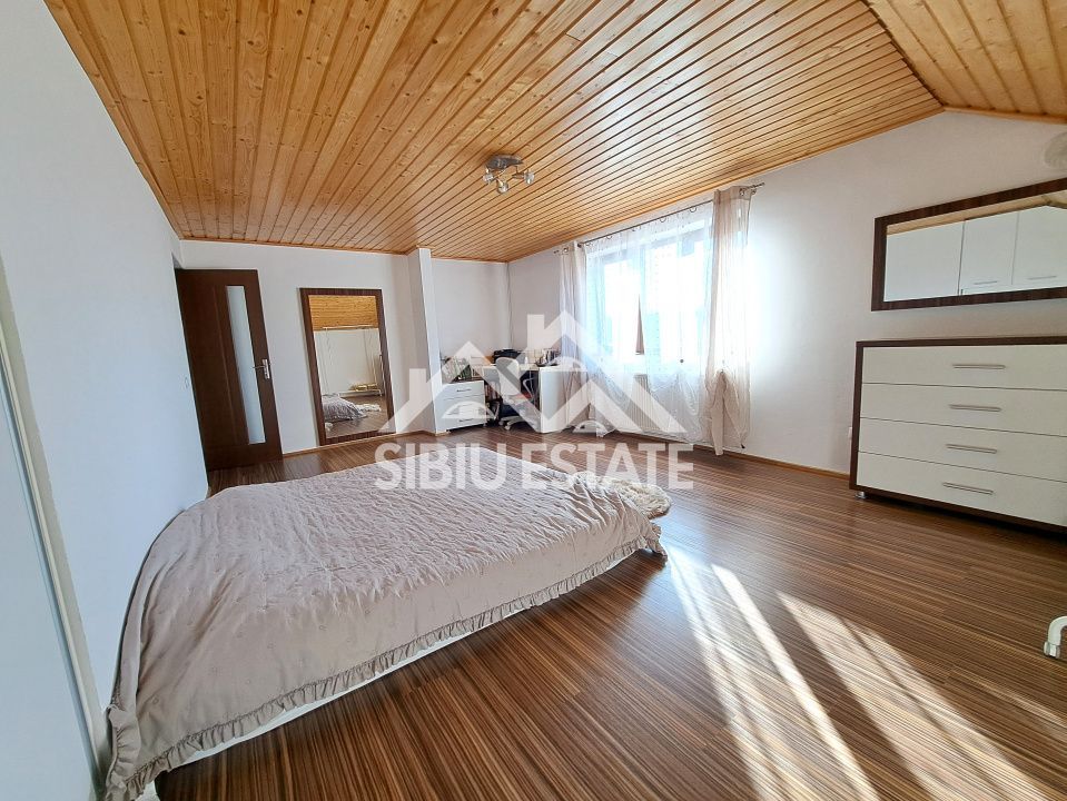 Casa Sibiu cu pivnita si garaj, curte mare - Poză 12
