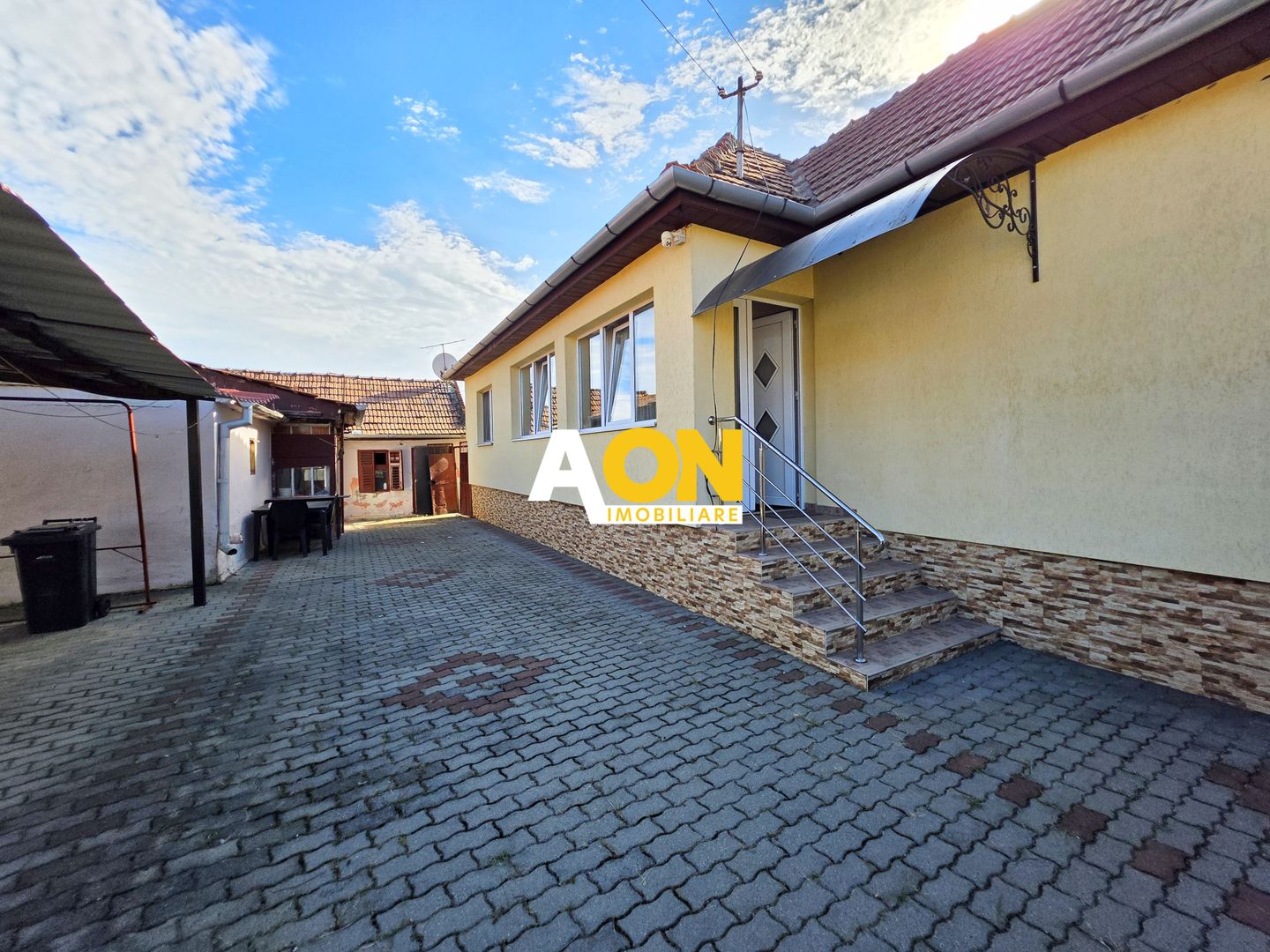 Casa cu 2 camere + anexe, toate utilitatile, 295 mp teren, zona Centru - Poză 1