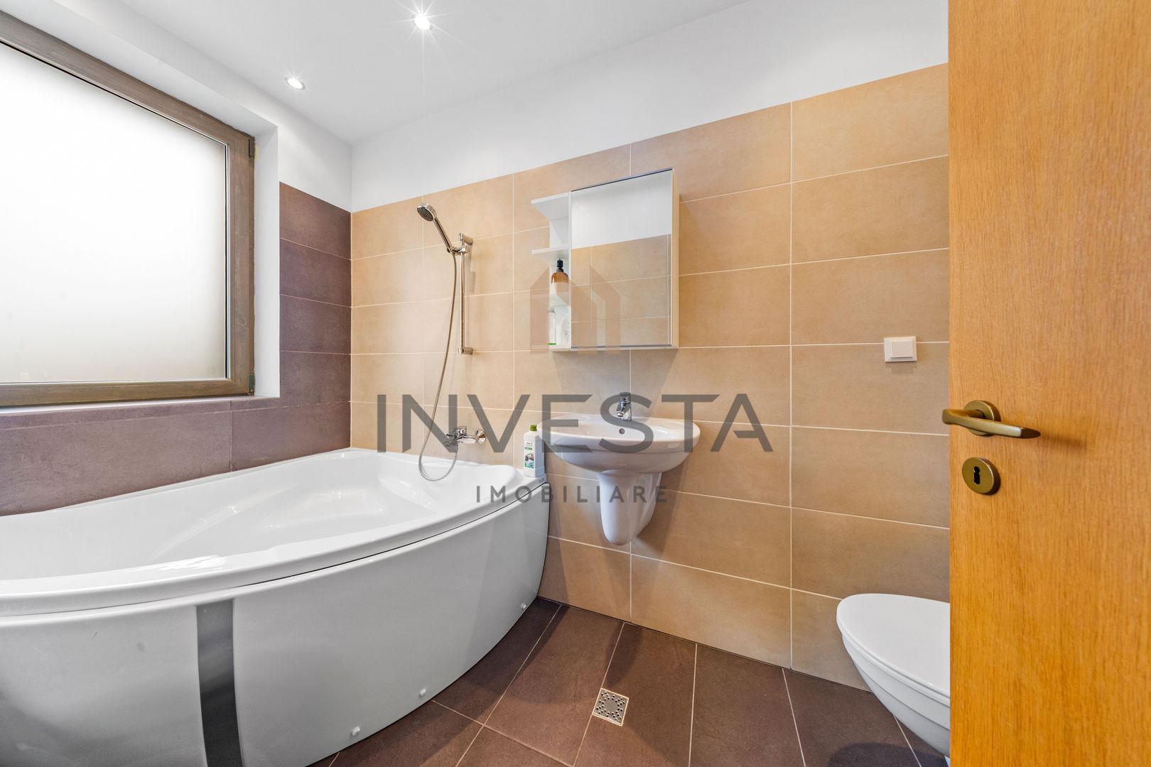 Casa eficienta energetic, cu garaj si 3 locuri de parcare | Faget - Poză 10