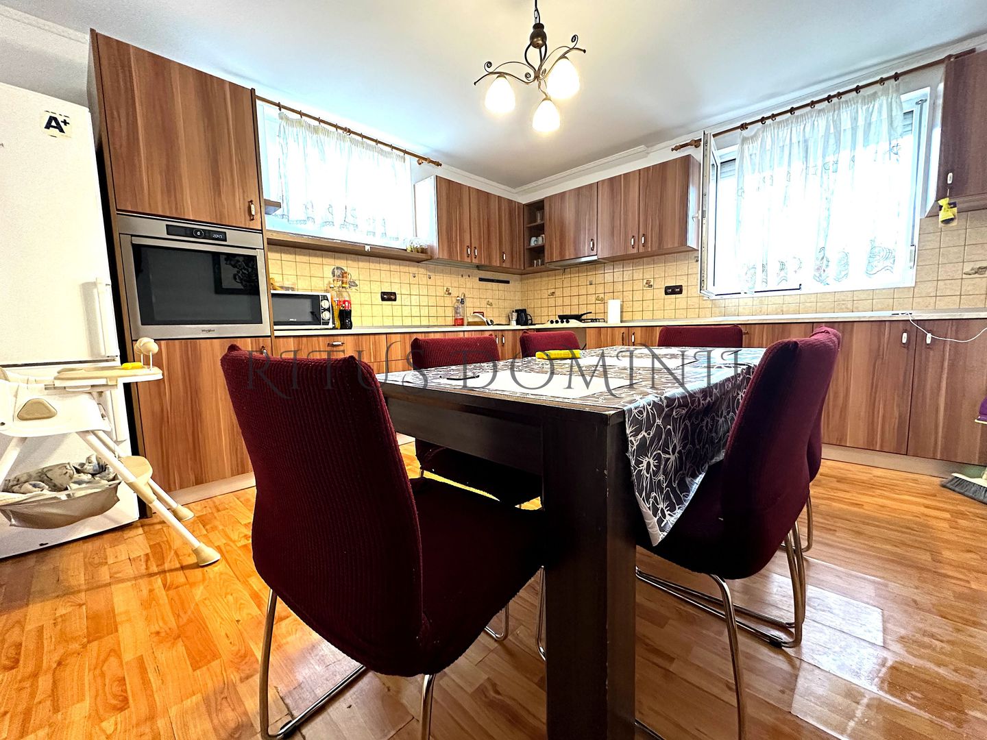 Vila Superba cu 6 Camere, Amenajata Echipe Muncitori, Oncea, 200mp - Poză 1
