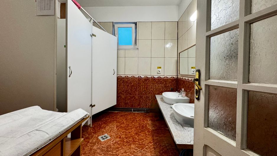 Casa spațioasă, cu spațiu comercial, locuri de parcare - Aradului Vest - Poză 6