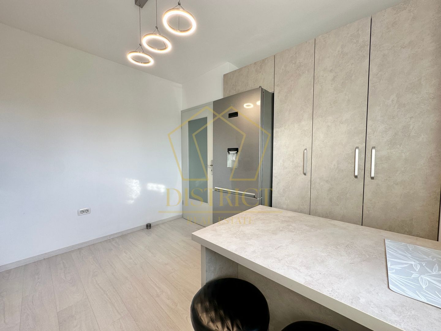 Duplex cu 4 camere si dressing mobilat in Giroc zona Planetelor la asfalt. - Poză 9