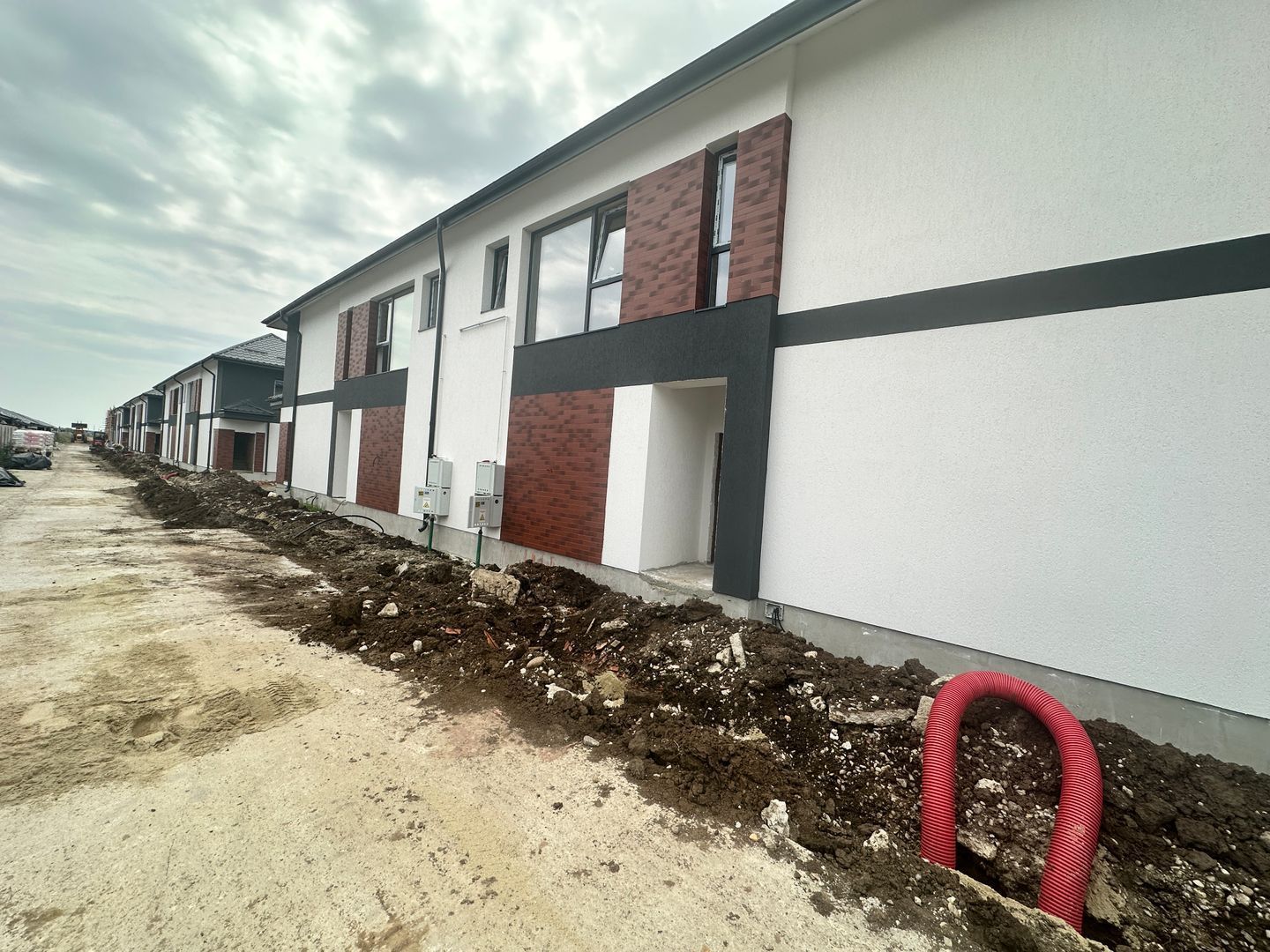 AP. 2 CAMERE -  CURTE 60 MP, INCALZIRE IN PARDOSEALA, COMISION 0% - Poză 1