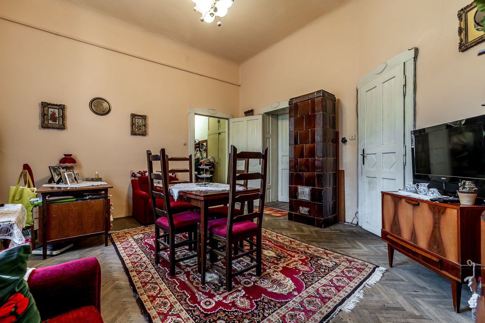 Apartament cu 4 camere si terasa si curte proprie, langa primarie - Poză 4