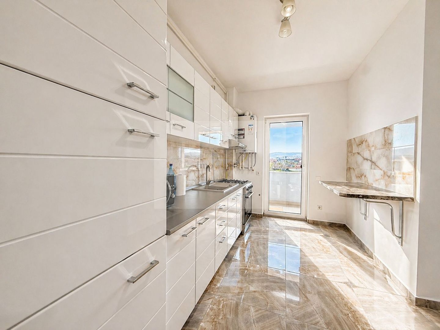 Vanzare apartament modern  3 camere-parcare subterană - zona Dedeman - Poză 3