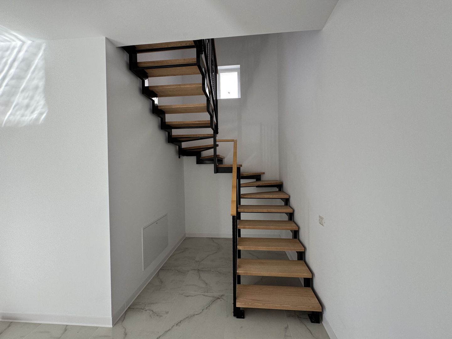 1\2 Duplex Utvin P+E,4Camere,2 Bai,Toate Utilitatile - Poză 6