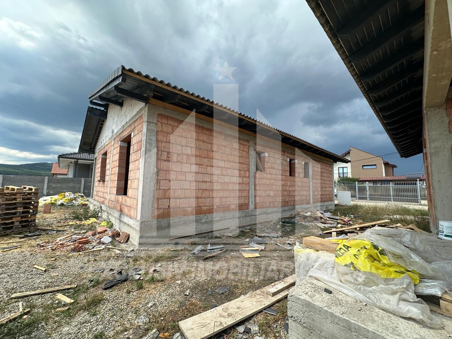 Casa individuala la rosu, Orizont - Poză 4