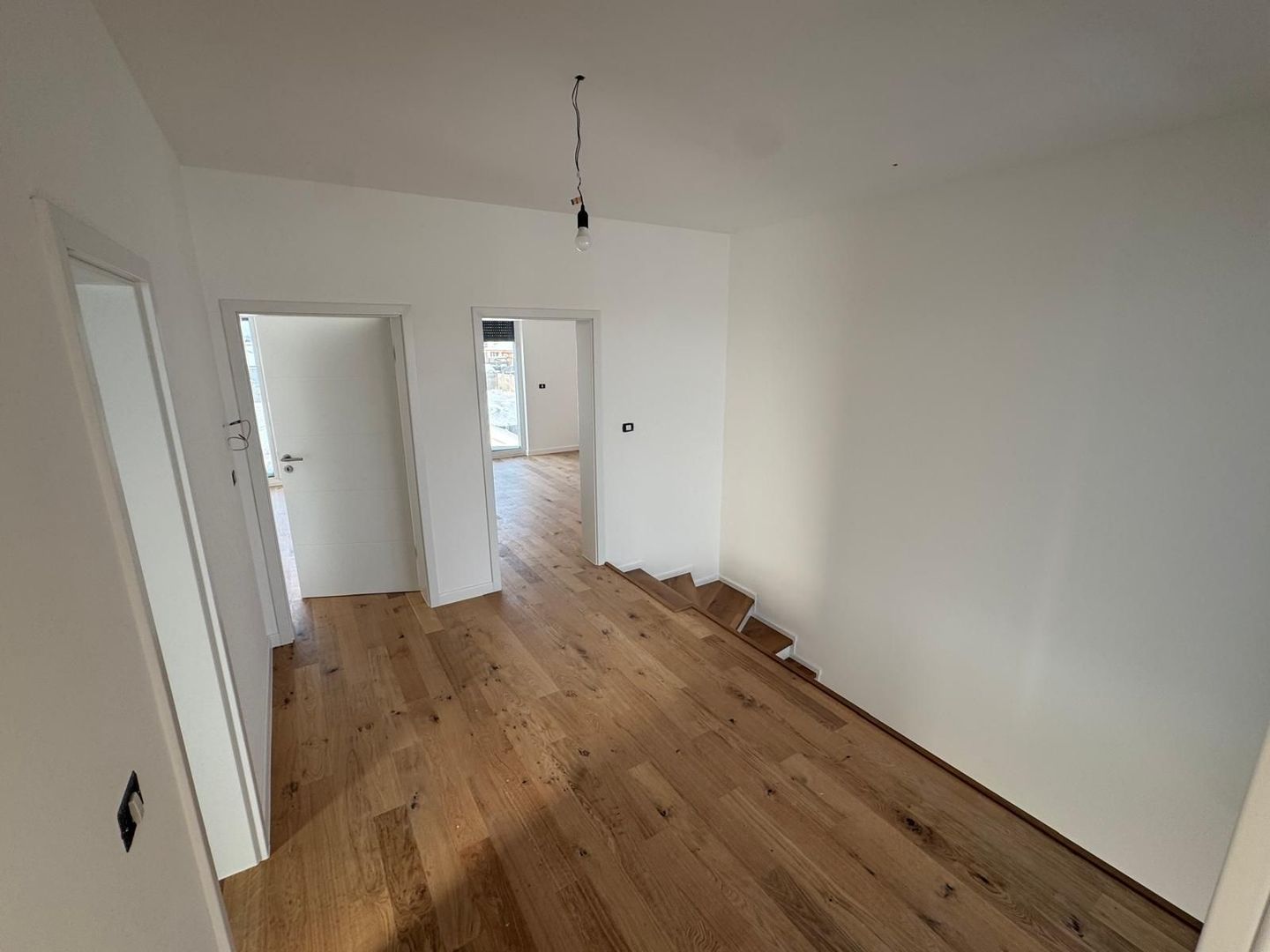 Duplex despărțit prin perete dublu/ Garaj - Poză 9