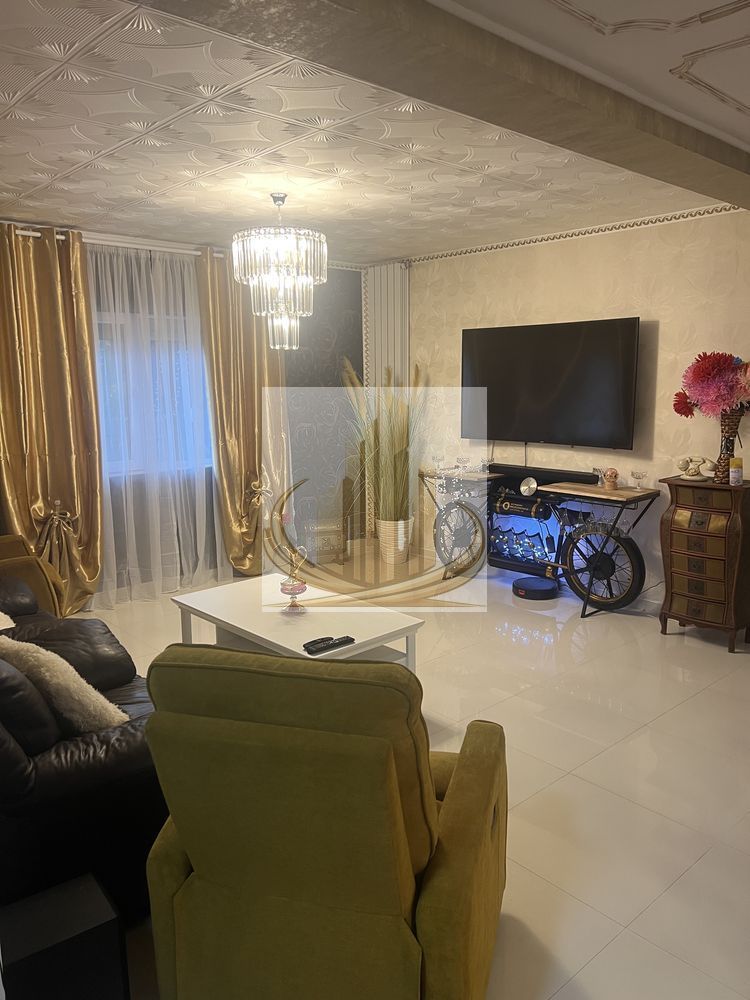 Casă de închiriat în Săcălaz – 199 mp, 4 camere, piscină și terasă - Poză 1