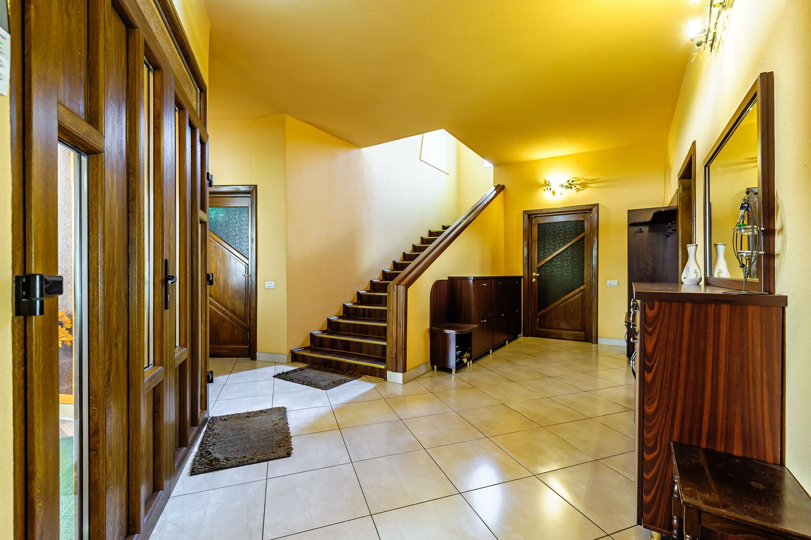 Casă superbă cu 6 camere, gradină și terasă, în centrul Aradului. - Poză 4