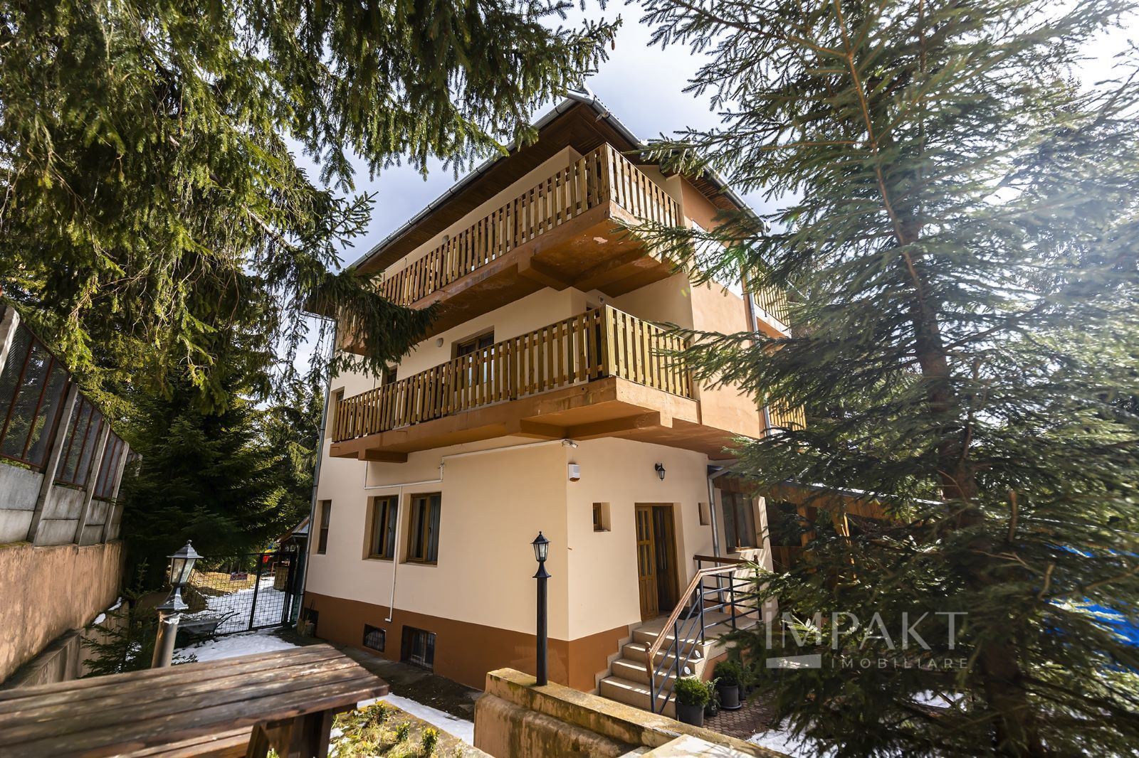 Pensiune 10 camere in statiunea Muntele Baisorii - Poză 1