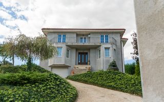 Proprietate spectaculoasă în Câmpenești de vanzare - Poză 2