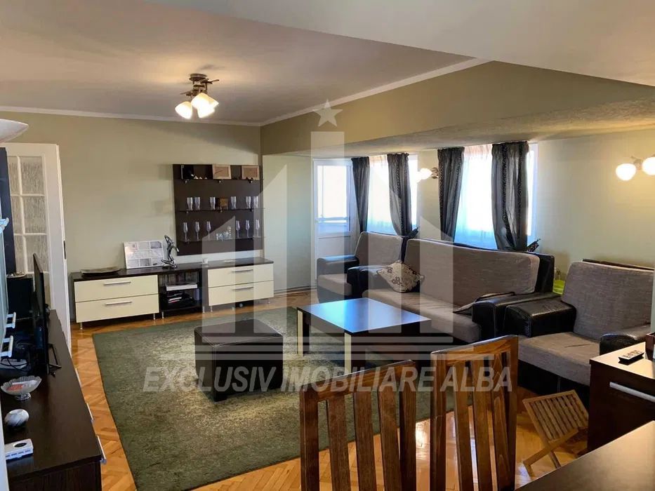 Apartament cu 3 camere decomandate, Centru - Poză 1