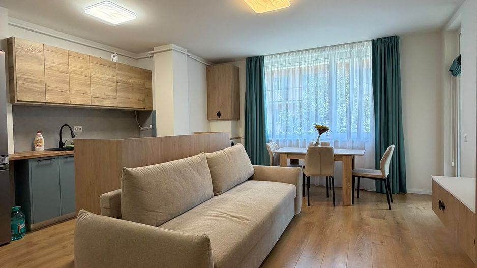Apartament 3 camere, 2 bai, balcon, etaj intermediar, parcare - Poză 1
