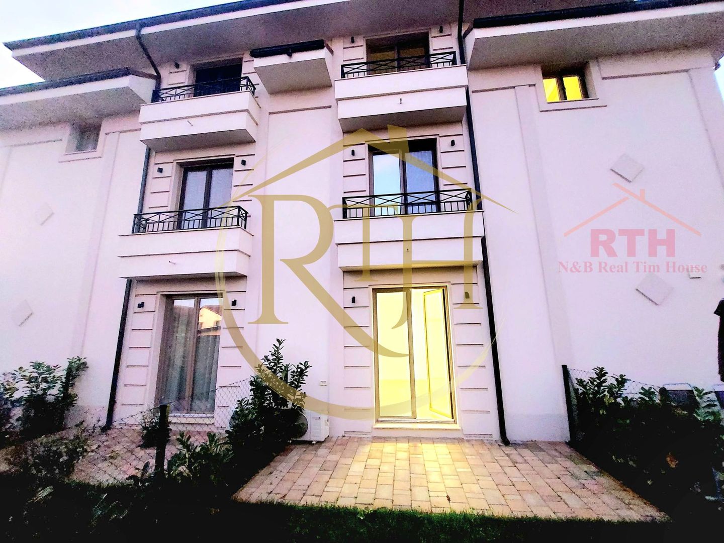 Oferim spre inchiriere, apartament cu 2 camere, Parcare privata - Poză 1