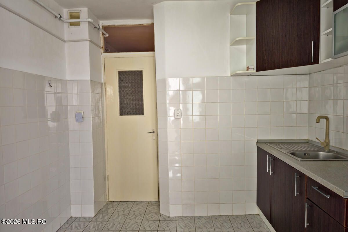 Soarelui - Scoala 30 - 3 Camere, Decomandat, 2 Bai, Etaj 2, Centrala - Poză 8