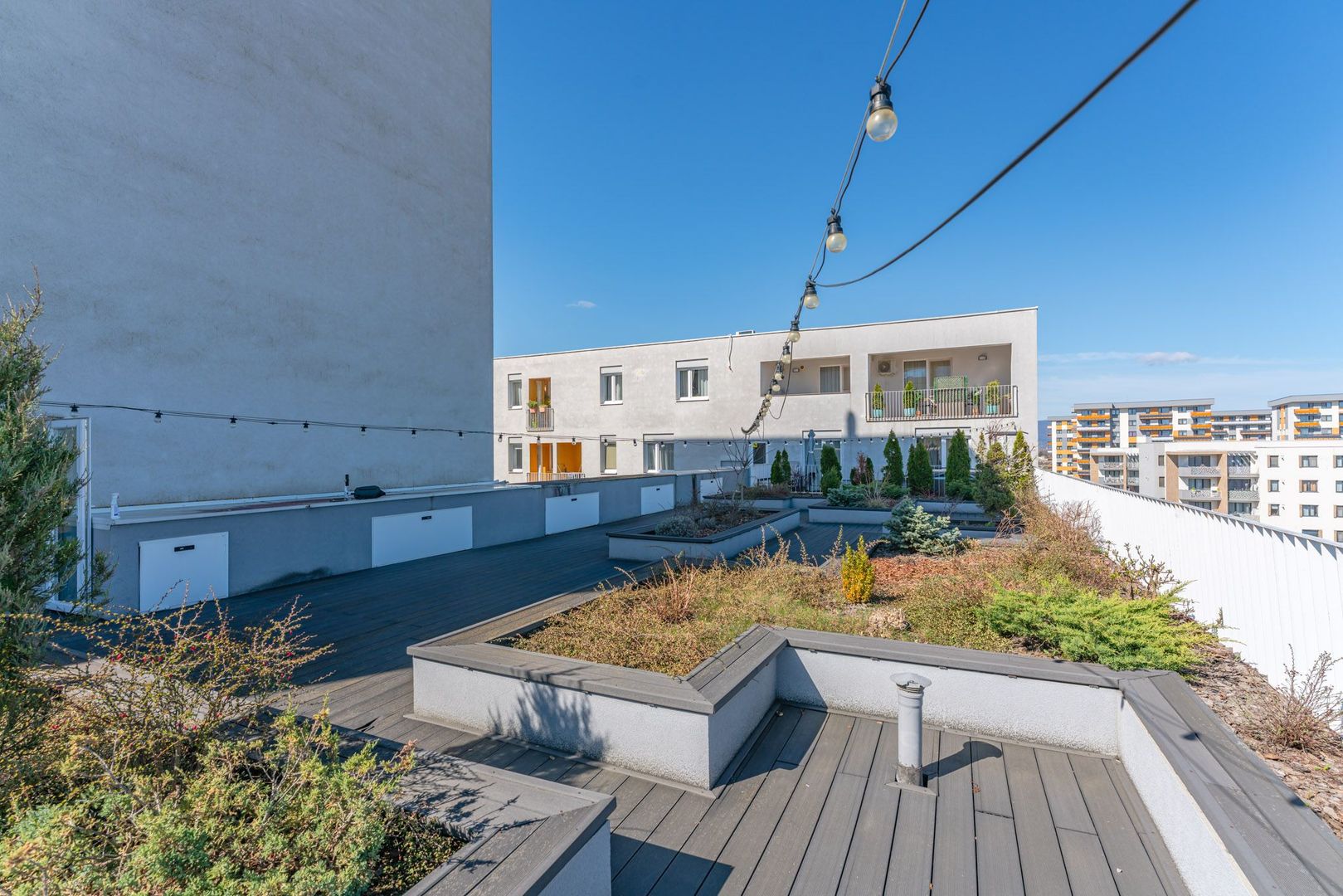 Studio mobilat și utilat, bloc 2020, etaj 3 – Terasă comuna amenajată - Poză 12