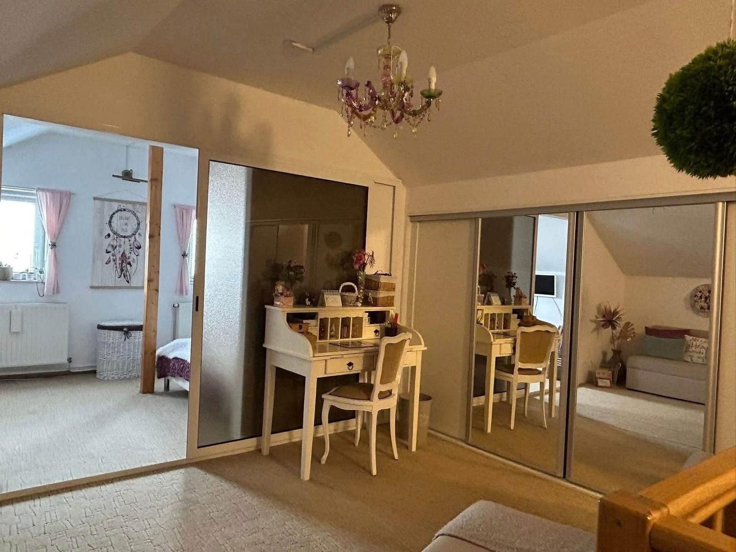 Vând apartament deosebit, situat într-o zonă semicentrală, liniștită și foarte plăcută, ideal pentru cei care își doresc confort și intimitate. - Poză 6
