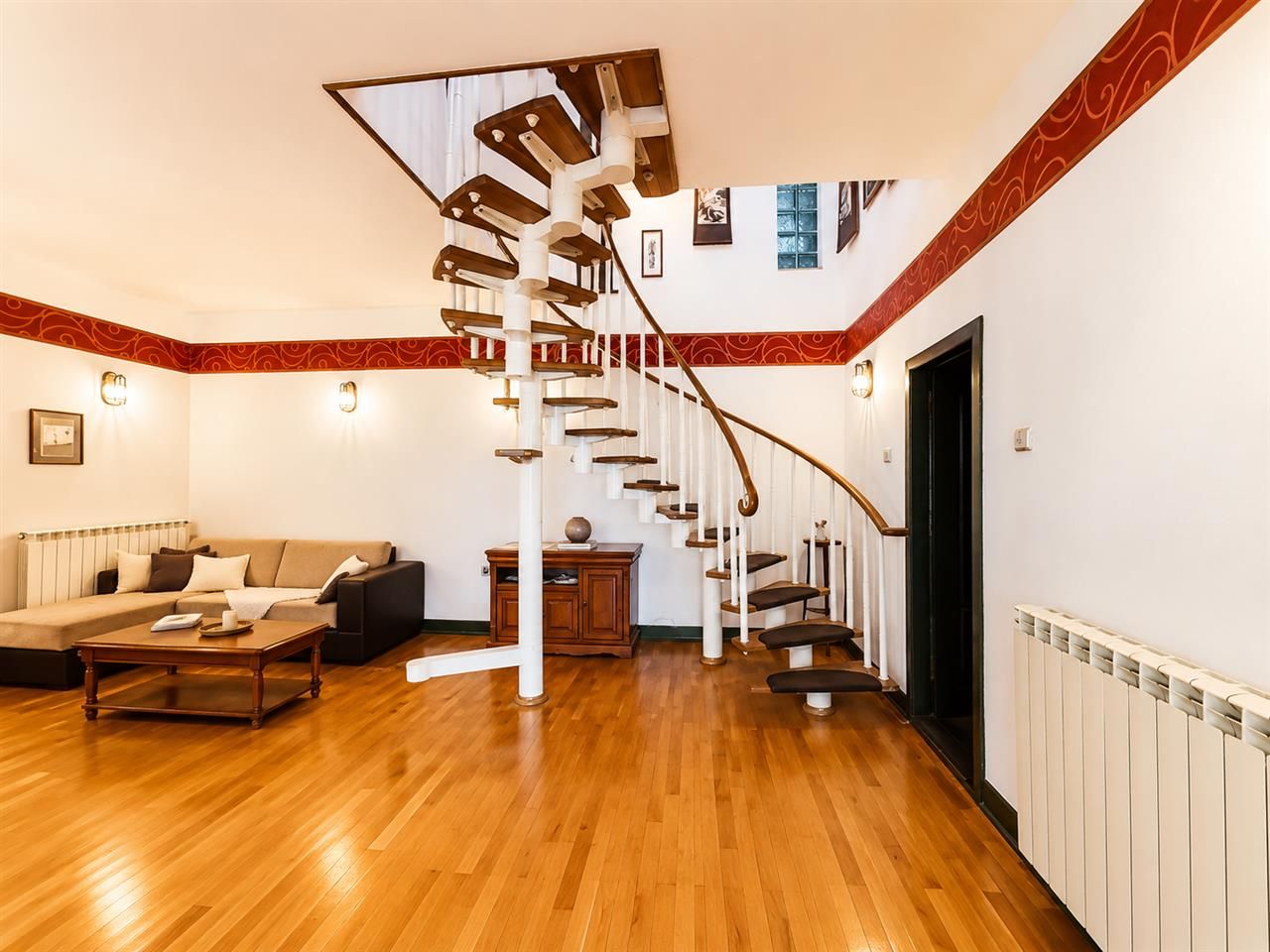 Vila individuala, arhitectura aparte, garaj, terasa, balcon, Semicentral, Targu - Poză 2