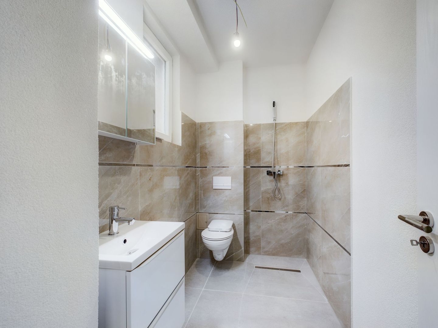 Apartament central 4 camere, foarte generos - Poză 4