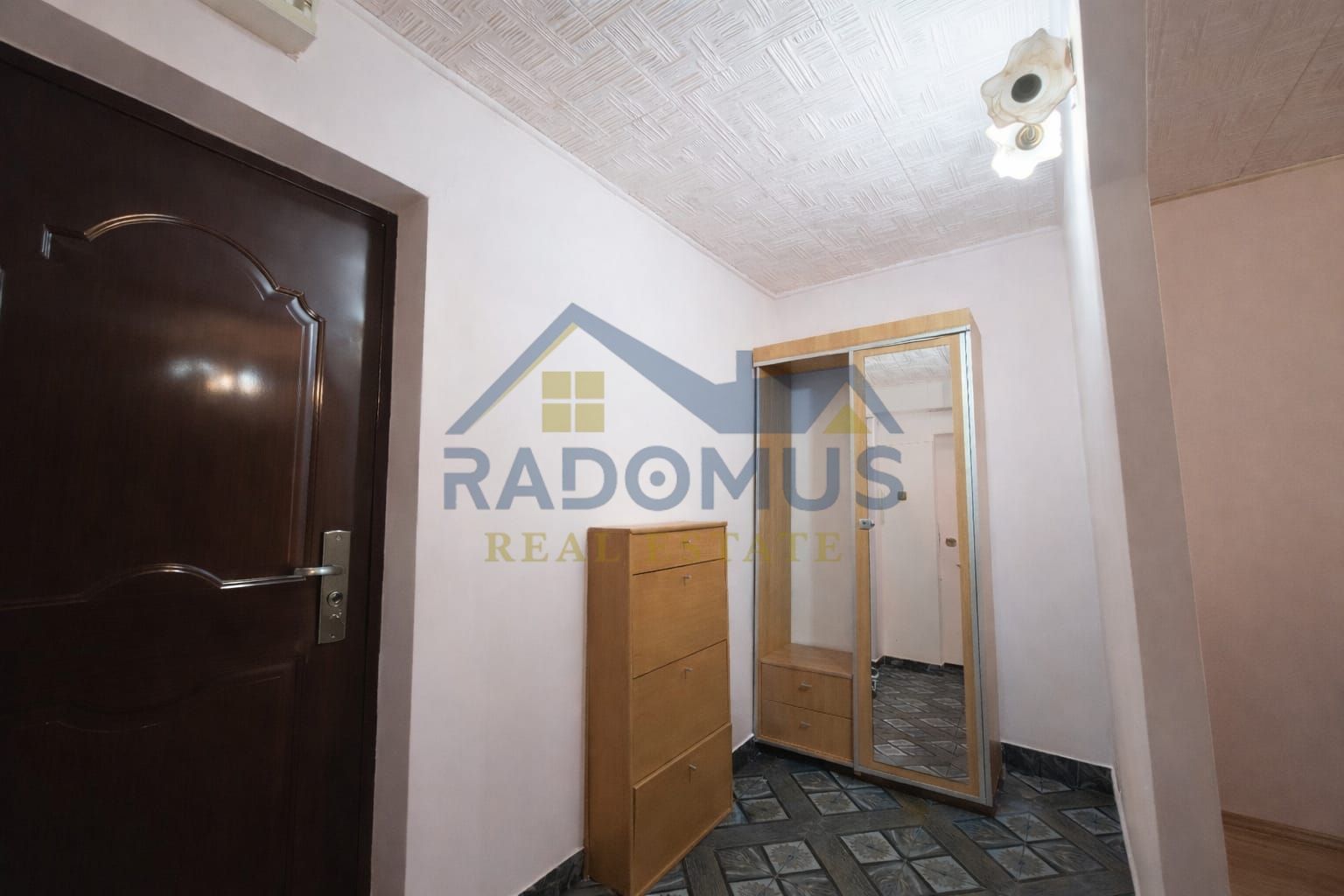 Garsonieră compartimentată în 2 camere - Blv. Republicii - Mobilată - Poză 2