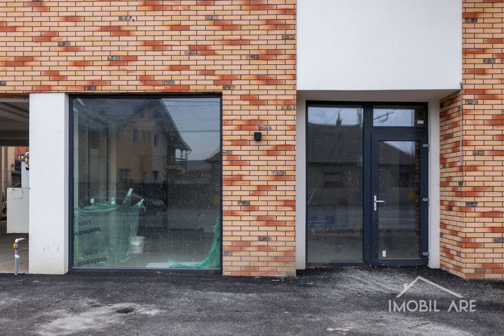 Spatiu comercial cu front stradal in locatie intens circulata - Poză 2