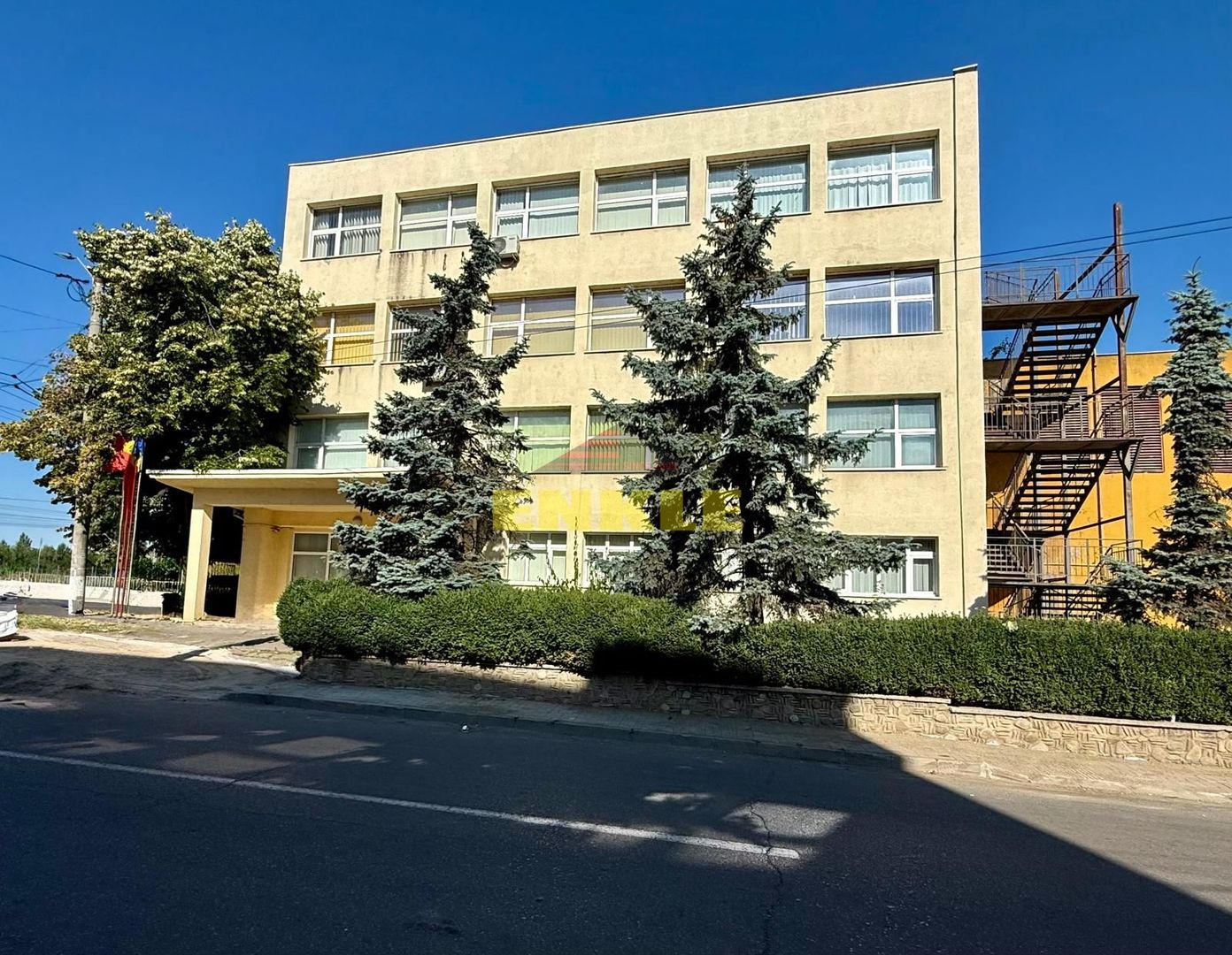 De vanzare  CLĂDIRE PREMIUM DE BIROURI ȘI SERVICII,  pret negociabil - Poză 1