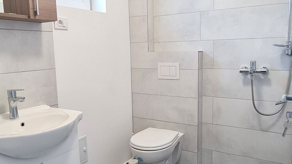 Casa semimobilata semiutilata in Cartier Izvor Tarlungeni Brasov - Poză 9