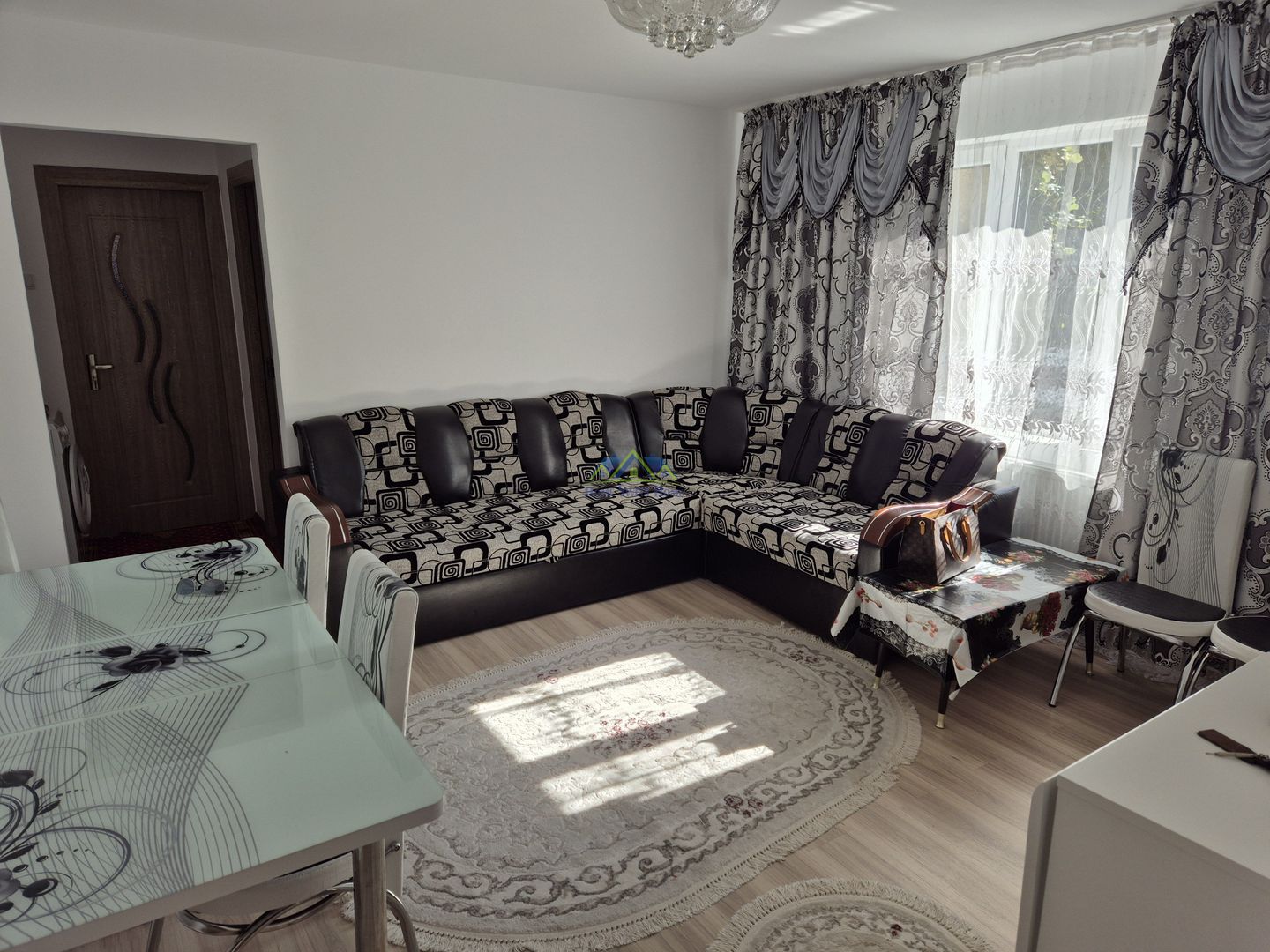 Inchiriez apartament 2 camere semi, pe Pietonala, et 1, 40mp, mobilat - Poză 2