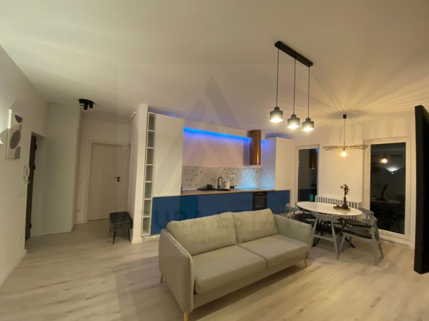 Apartament modern 3 camere balcon 5 mp utili si parcare zona Centrala - Poză 1