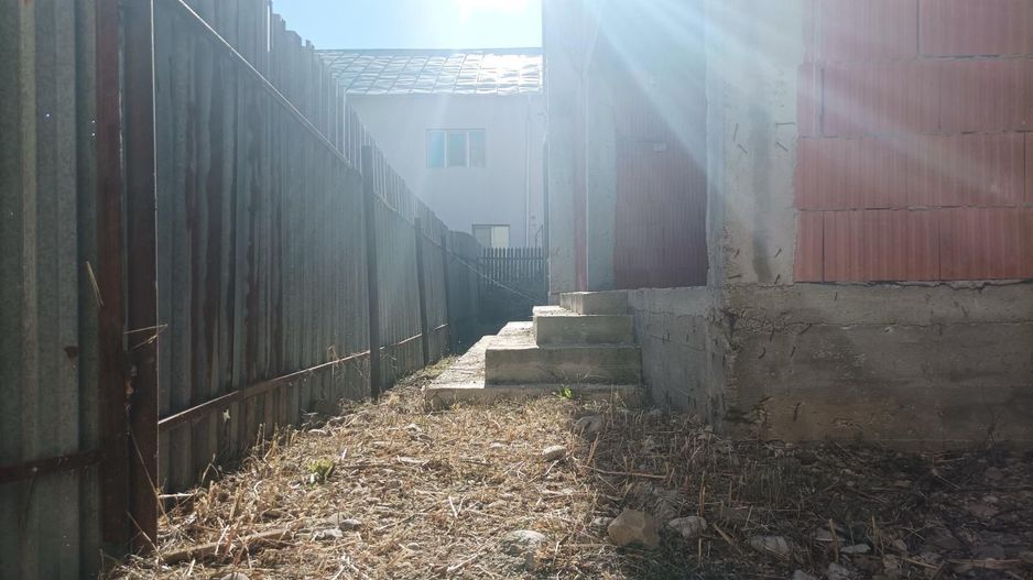 Aproape de oraș! Vânzare casă cu 5 camere în Ulmi! - Poză 5