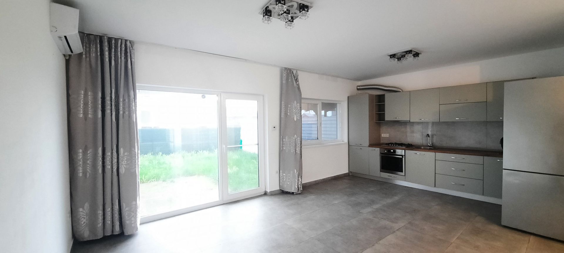 Locuinta cu 3 camere, curte si 2 locuri de parcare - Poză 2