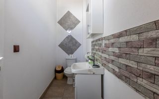 Clădire și teren de investiție, central Roman - Poză 22