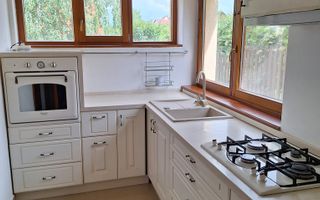 Casa deosebită în Europa – stil clasic, terase și grădină amenajata - Poză 3