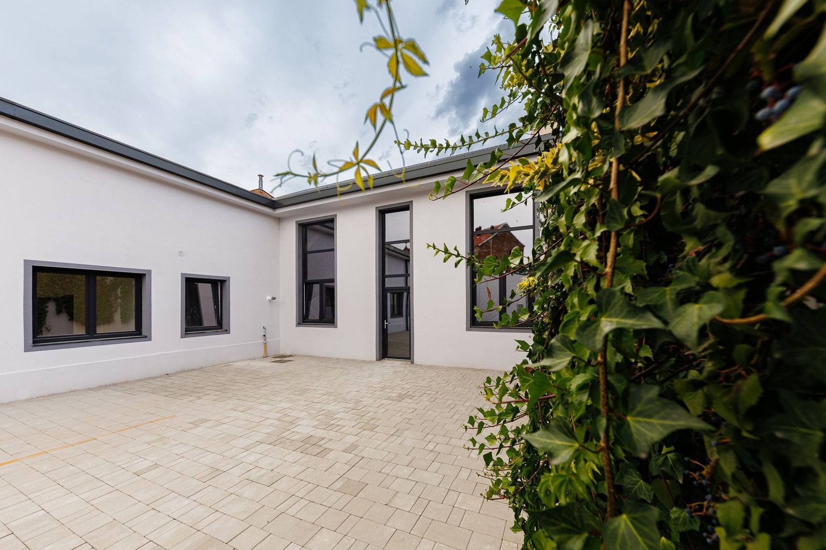 Prima inchiriere - Spatiu birouri 100 mp | Grup sanitar&Zona Chicineta - Poză 1