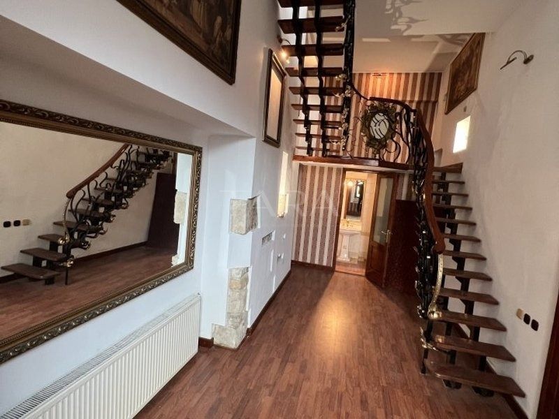 Apartament de vânzare cu 4 camere in zona Ultracentrala - Poză 1