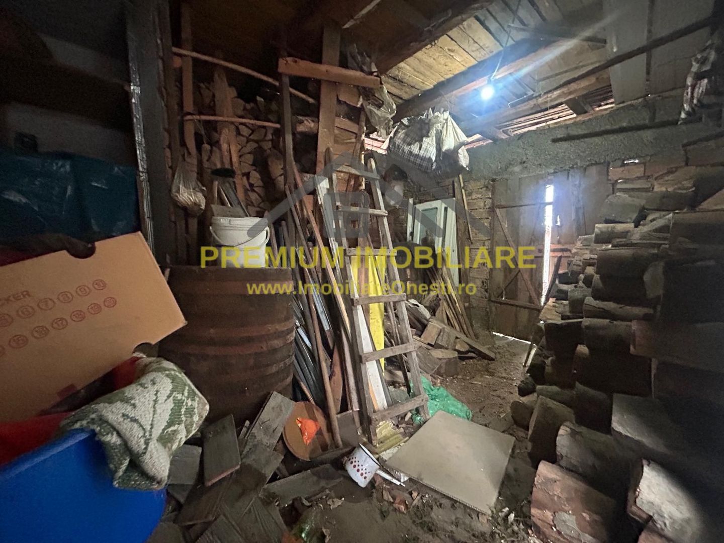 Casă batraneasca+ teren 999 mp intravilan în Oituz - Poză 9