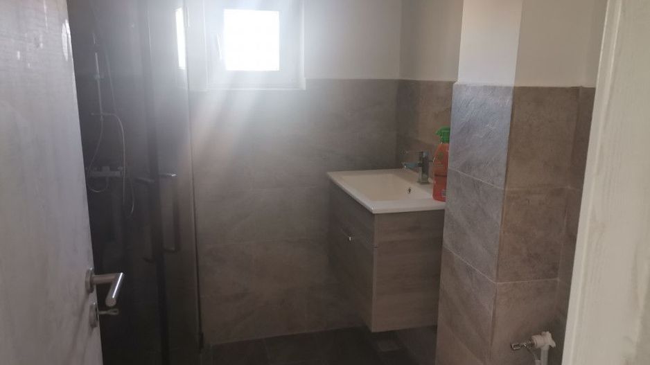 Vanzare apartament decomandat, renovat total, liber, Mioveni - Poză 3