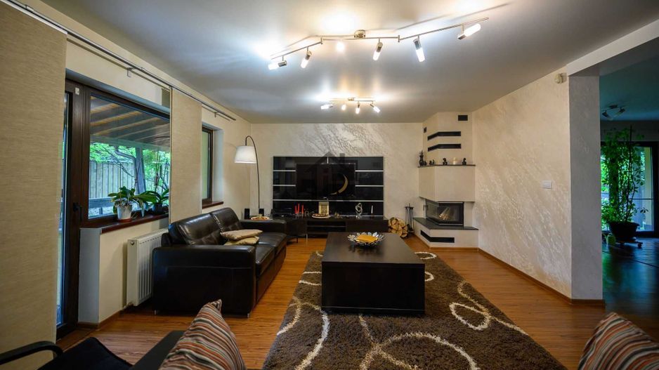 Vilă 5 camere 240 mp, mobilata,teren 806 mp – Platou Galata, Iași - Poză 1