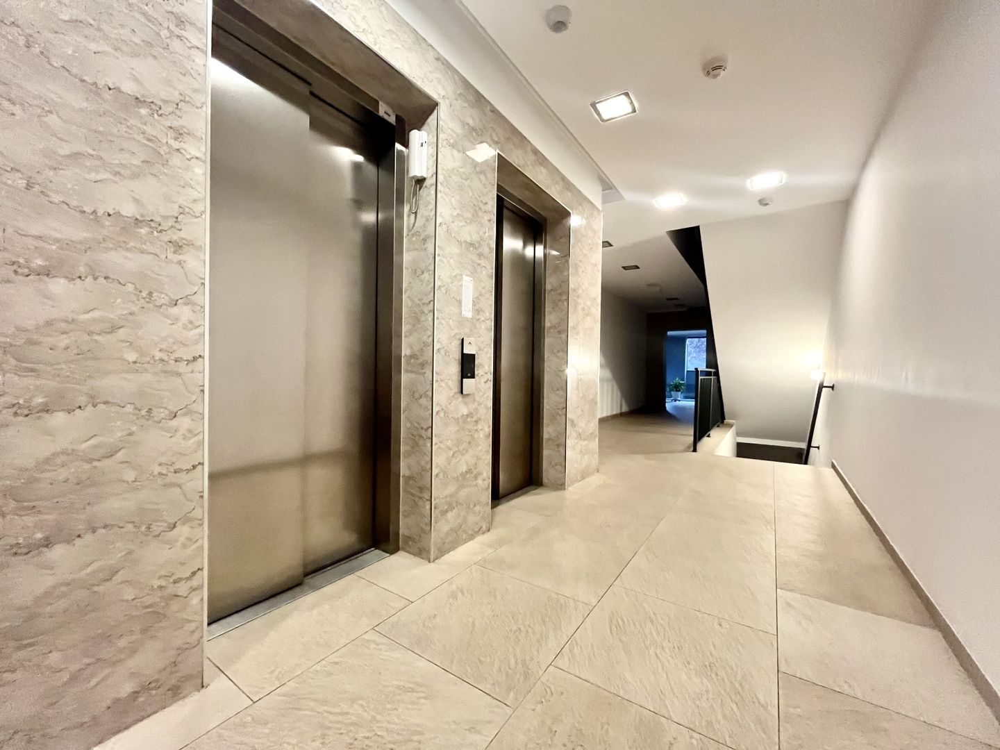 Tur virtual -2 camere, modern si primitor, complex Iris - Torontalului - Poză 17