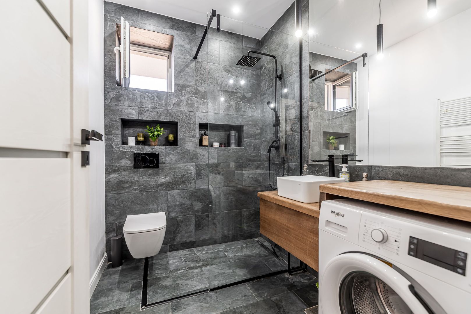 La câtiva pași de mal | 2 camere, 52 mp utili, bloc nou cu lift - Poză 11