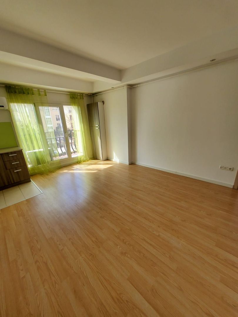 3 CAMERE IN COSMOPOLIS - Poză 7