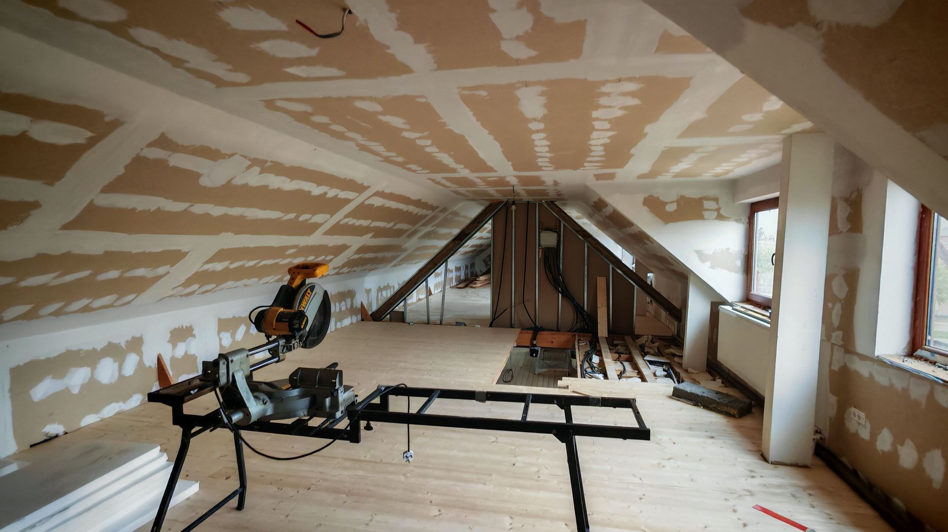 CASA SASEASCA comuna VULCAN,zona foarte buna,teren 3000 mp - Poză 5