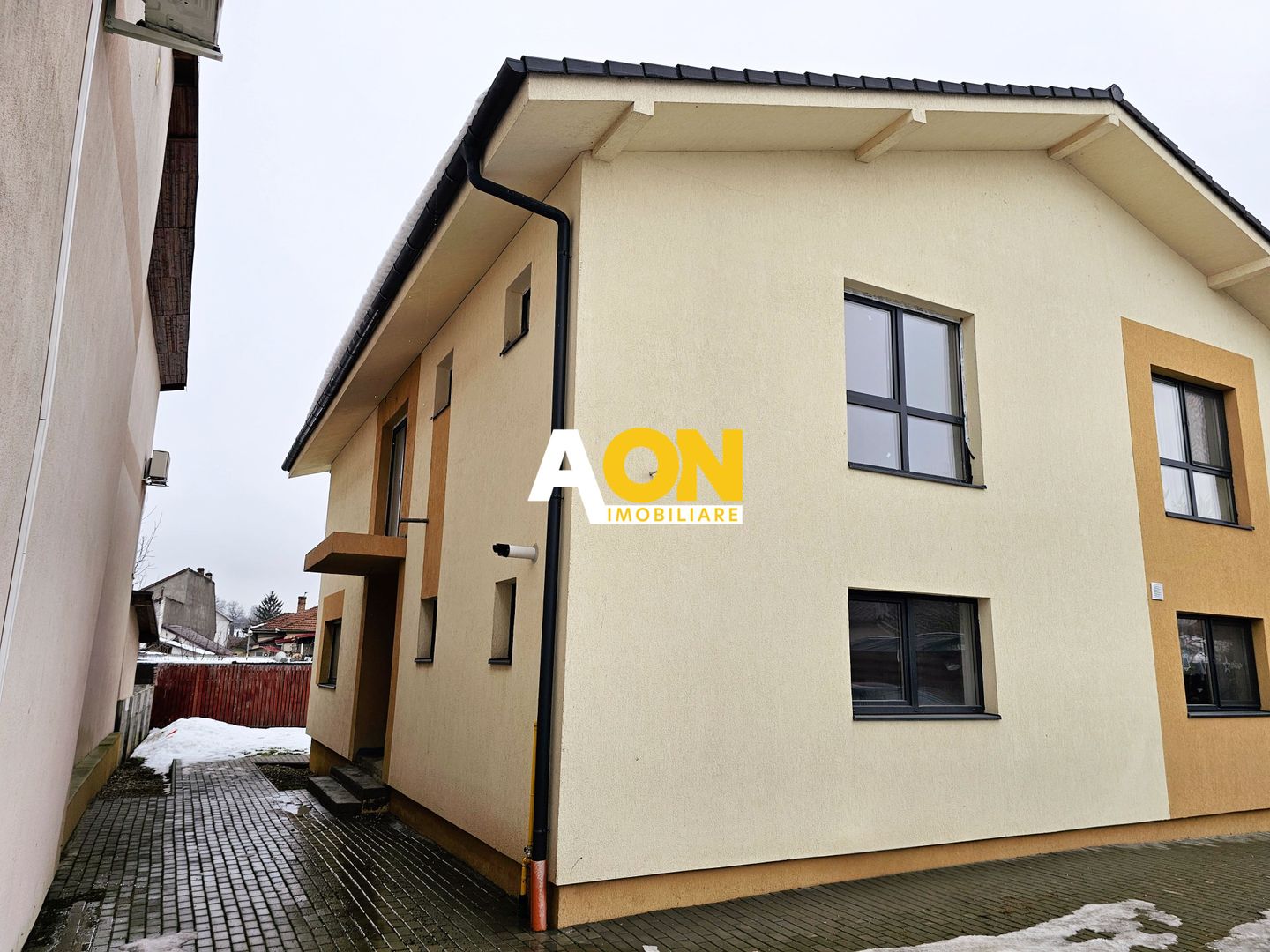 1/2 Duplex finisat 90%, 4 camere, 317 mp teren, zona Centru - Poză 1