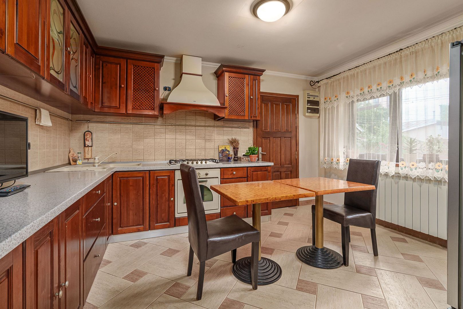 RAHOVA Salaj Vila 2007 S+P+1+M calitate superioara 370 mp - Poză 13