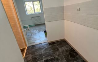 Garsonieră renovată – Zona CET, aproape de piață – Etaj 1/4 – 31000€